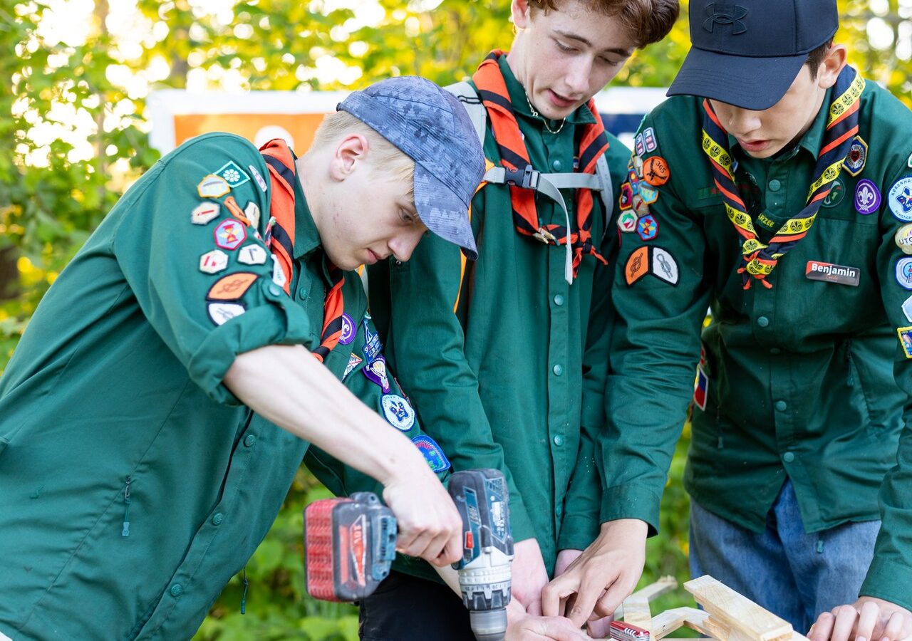 En flok tropspejdere der bygger med træ