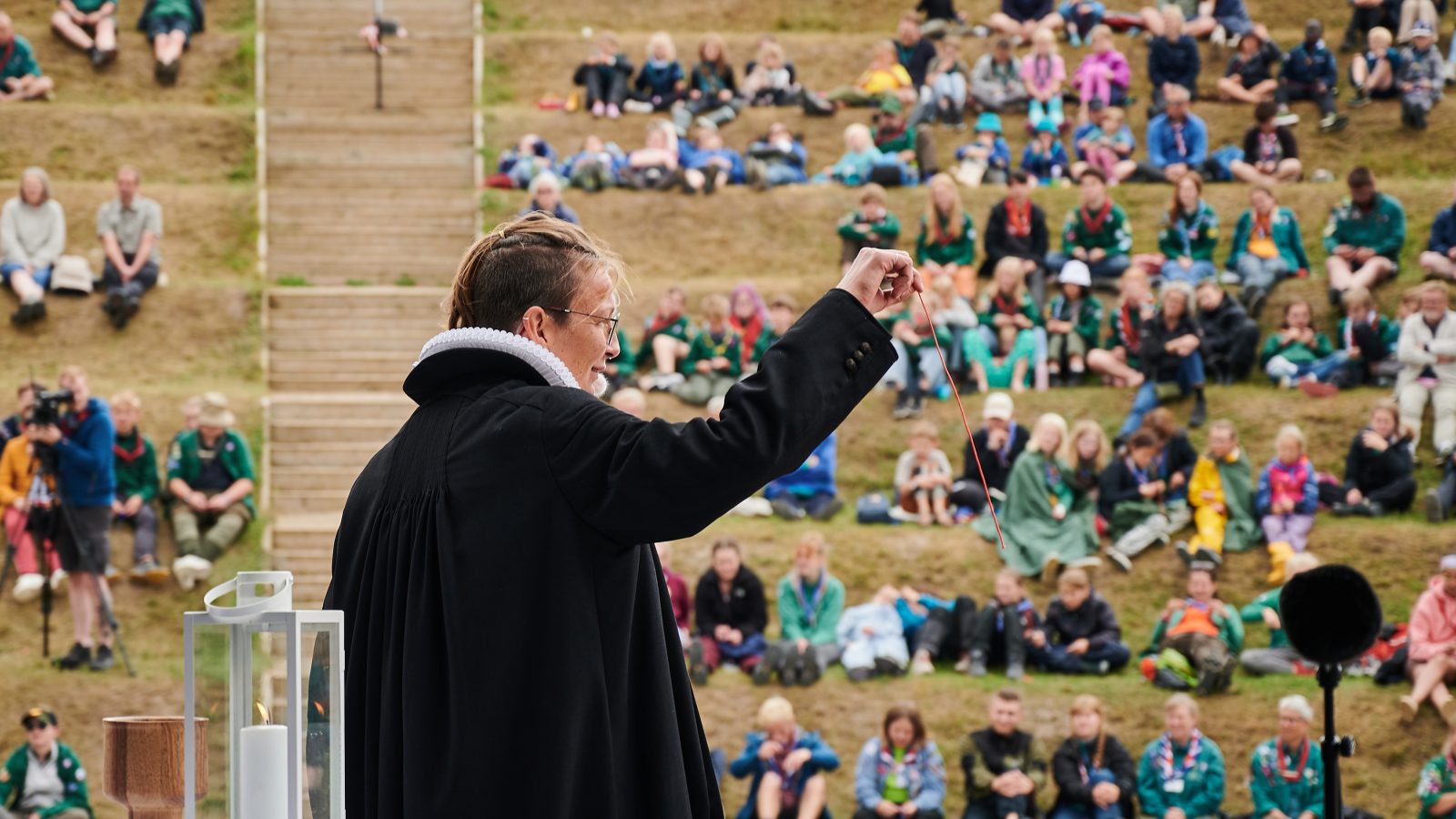Præsten byder klar til dagens Gudstjeneste på Spejdernes Lejr