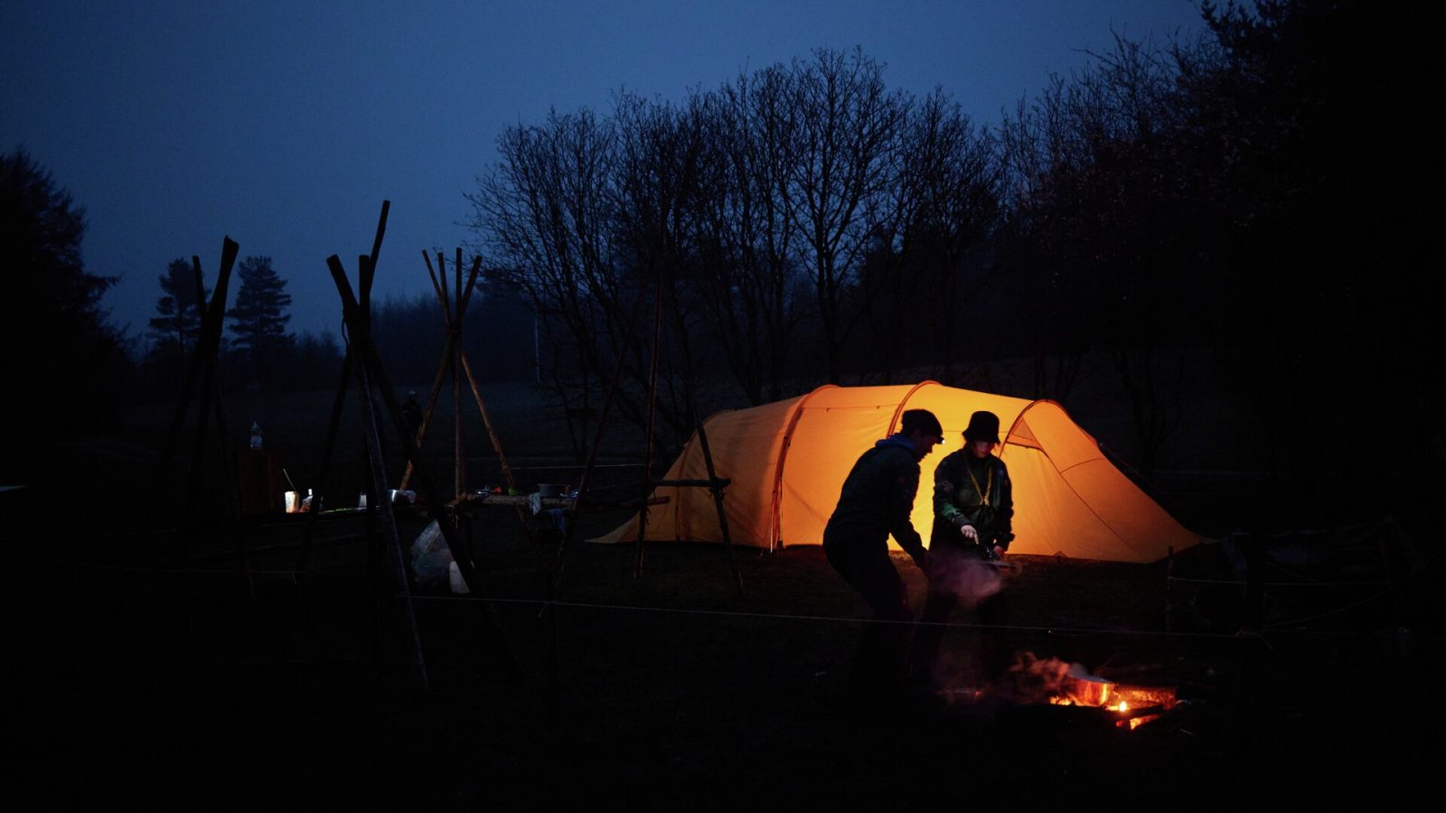 folk der sidder om bålet om natten