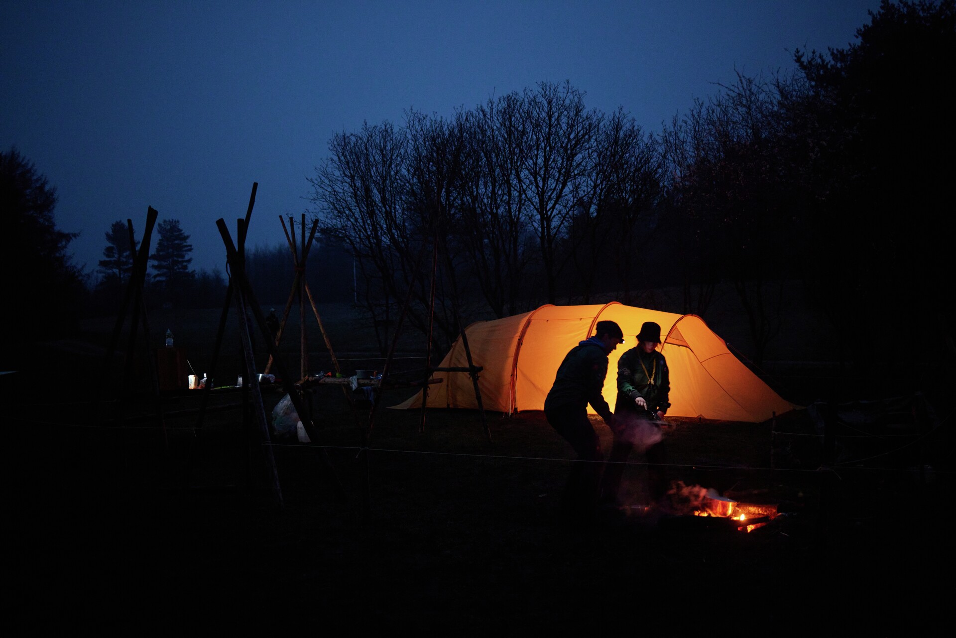 folk der sidder om bålet om natten
