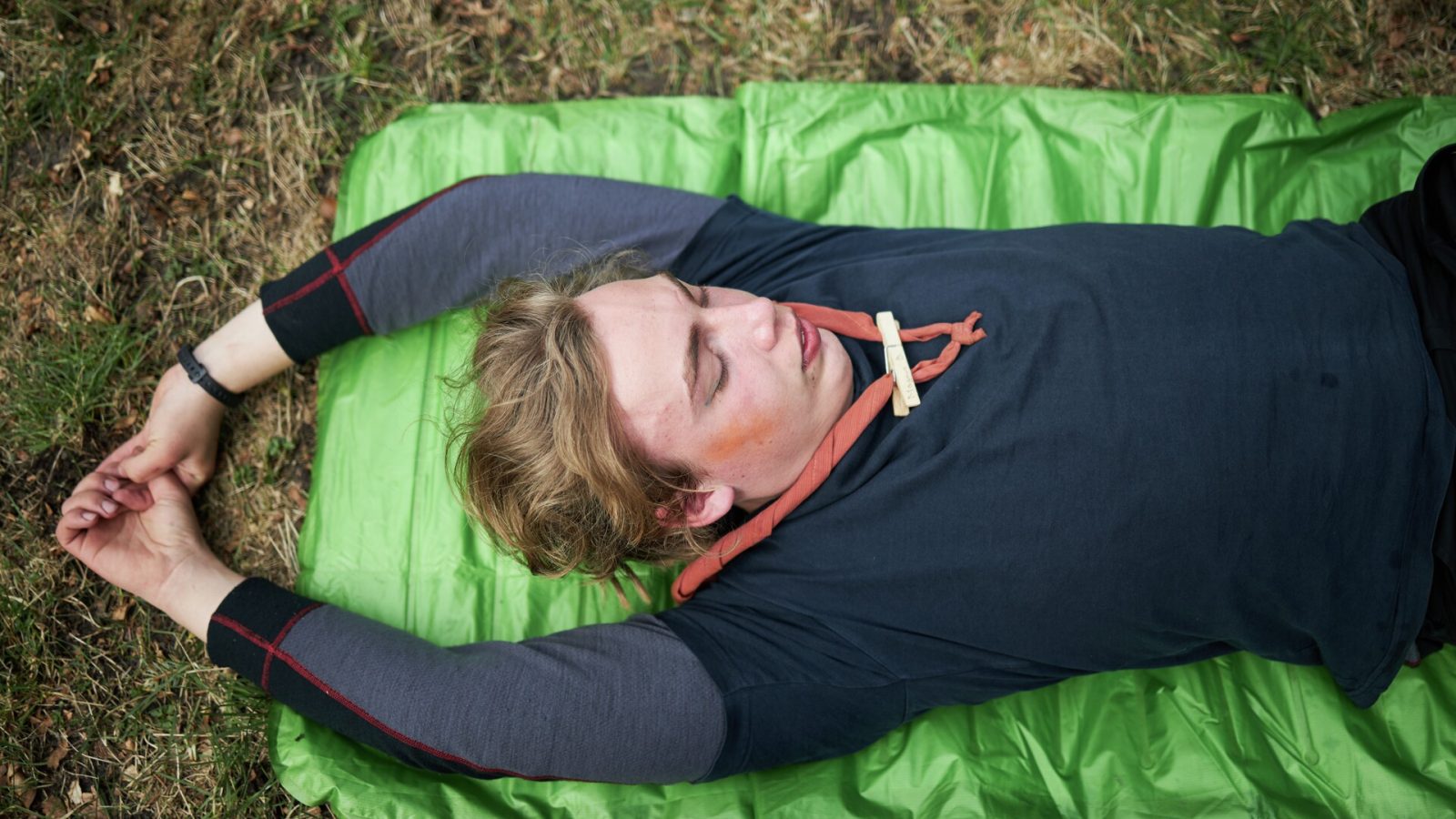 dreng yoga udendørs i skoven