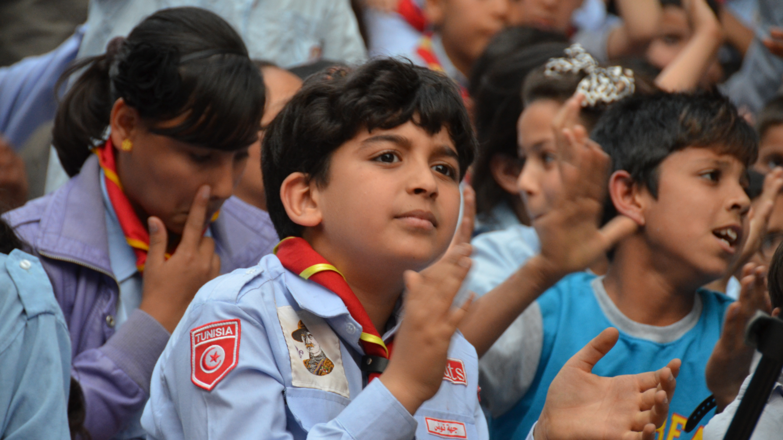 Tunesisk spejder klapper med hænderne