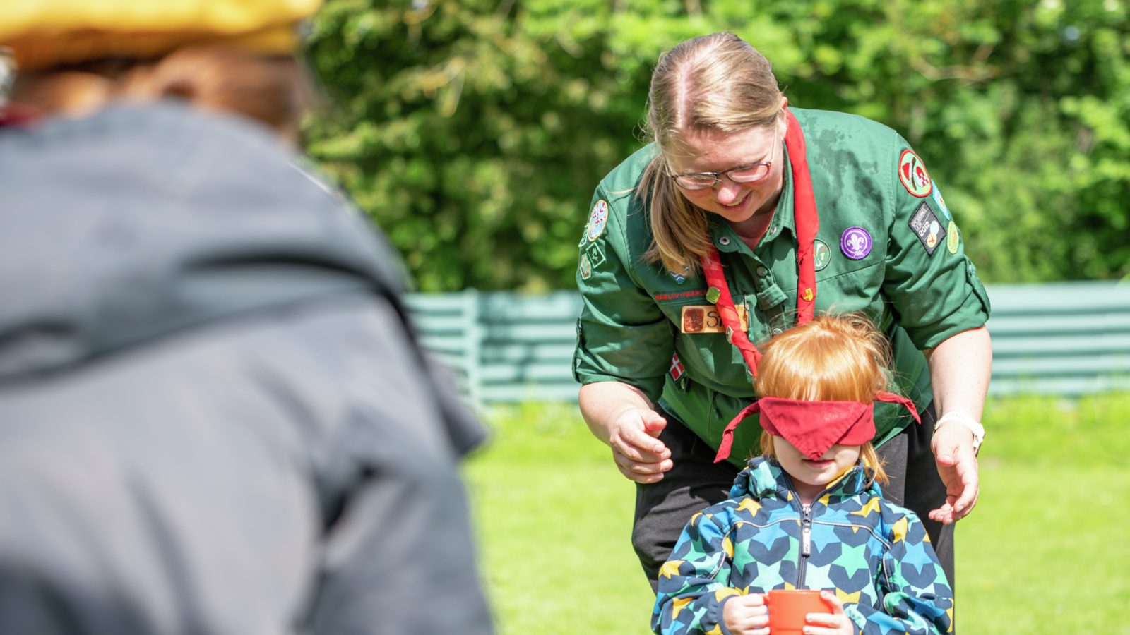 Familiespejder med en leder bag sig