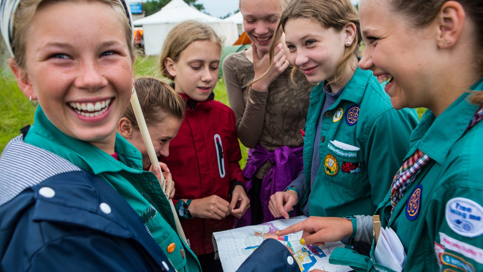 Mandag aften på Spejdernes Lejr 2017 var der fangeleg på hele lejrområdet - nærmere bestemt var det aktiviteten GoNathejk. Undervejs skulle patruljerne forbi en række poster, og der blev derfor kigget grundigt på kort.