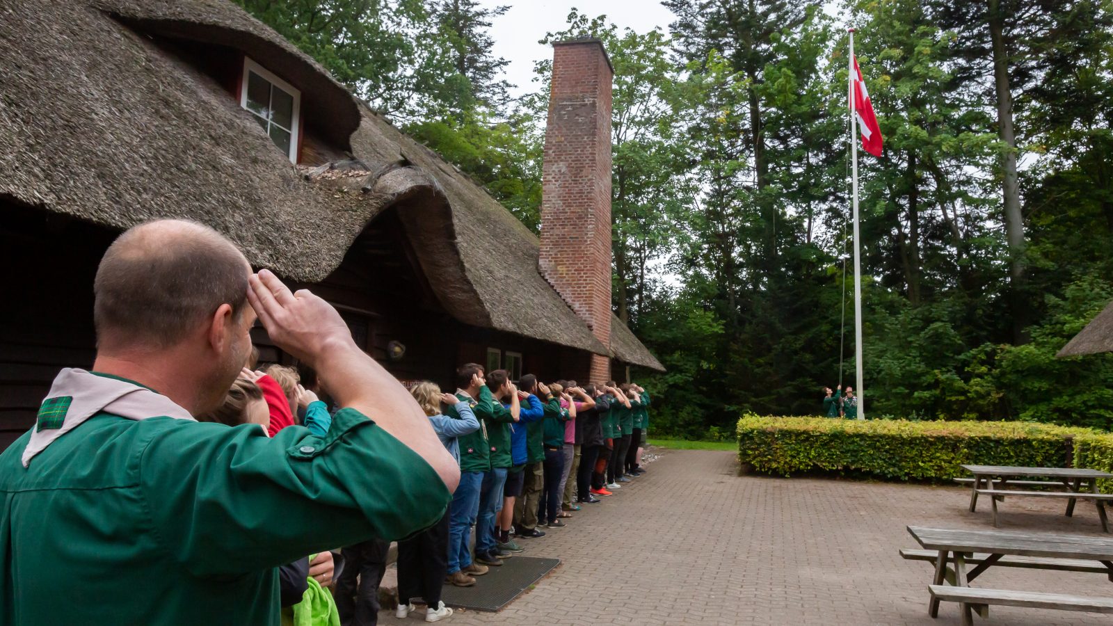 Flaghejsning på korpsweekenden august 2021 på Houens Odde Spejdercenter