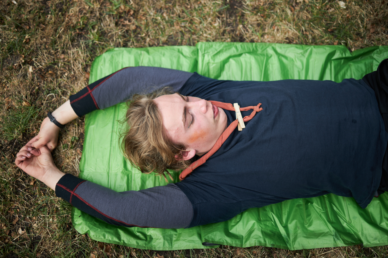 dreng yoga udendørs i skoven