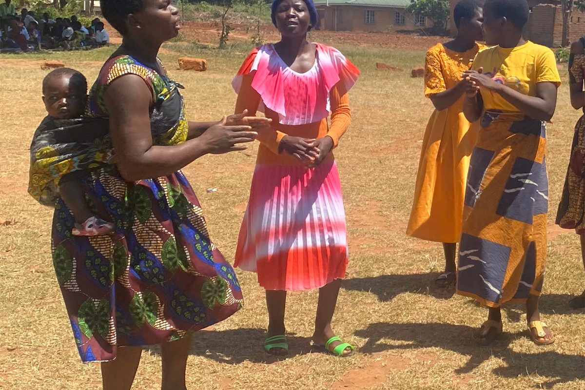 Dansende kvinder med barn på ryggen Malawi 2023