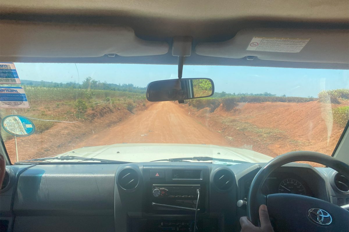 Kig ud af bilrude på jordvej Malawi 2023