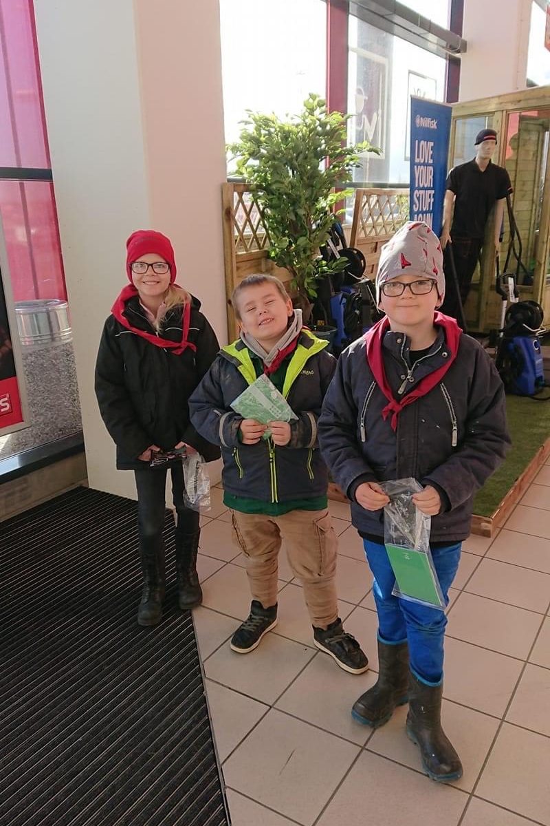 Kirke Eskilstrup gruppe sælger lodsedler hos det lokale byggemarked