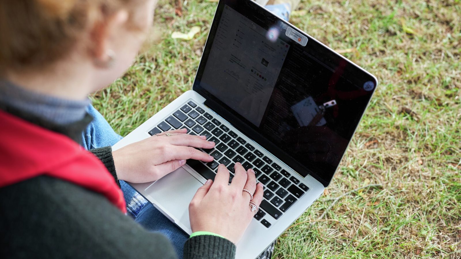 Spejder sidder ved computer