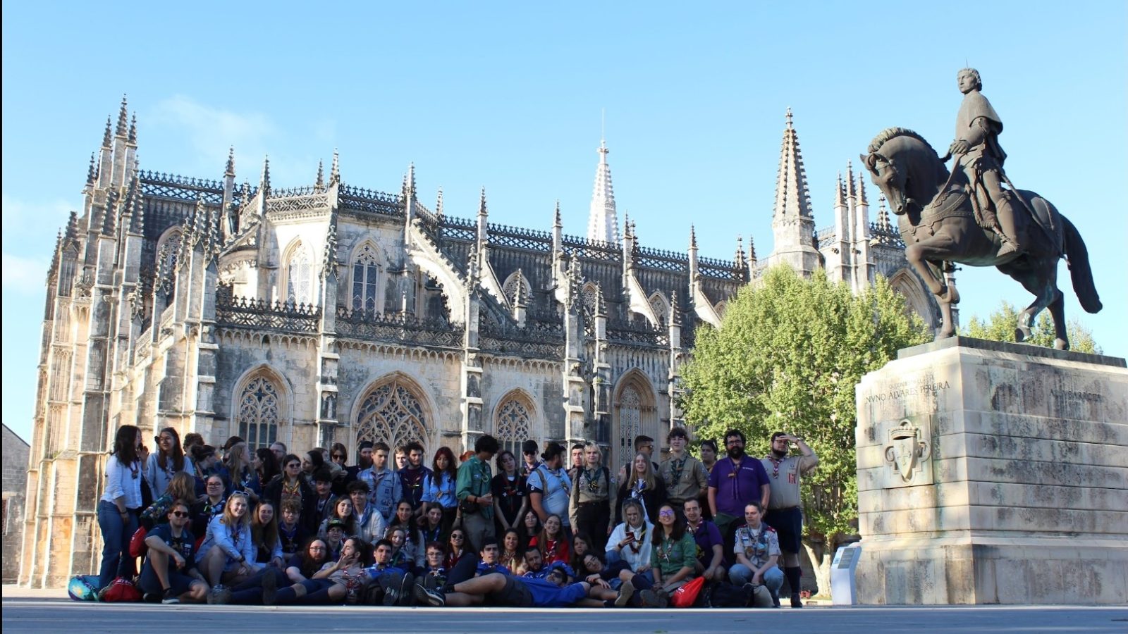 Spejdere foran bygning i Bruxelles