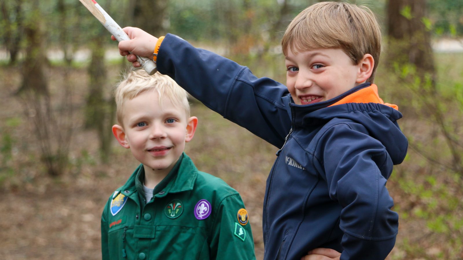 To glade drenge kigger ind i kameraet.