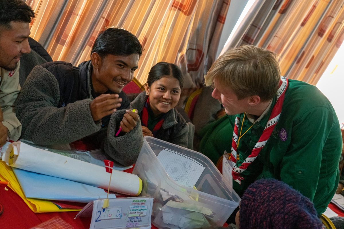 Nepal -183_y spejdere fra Nepal og Danmark i samtale