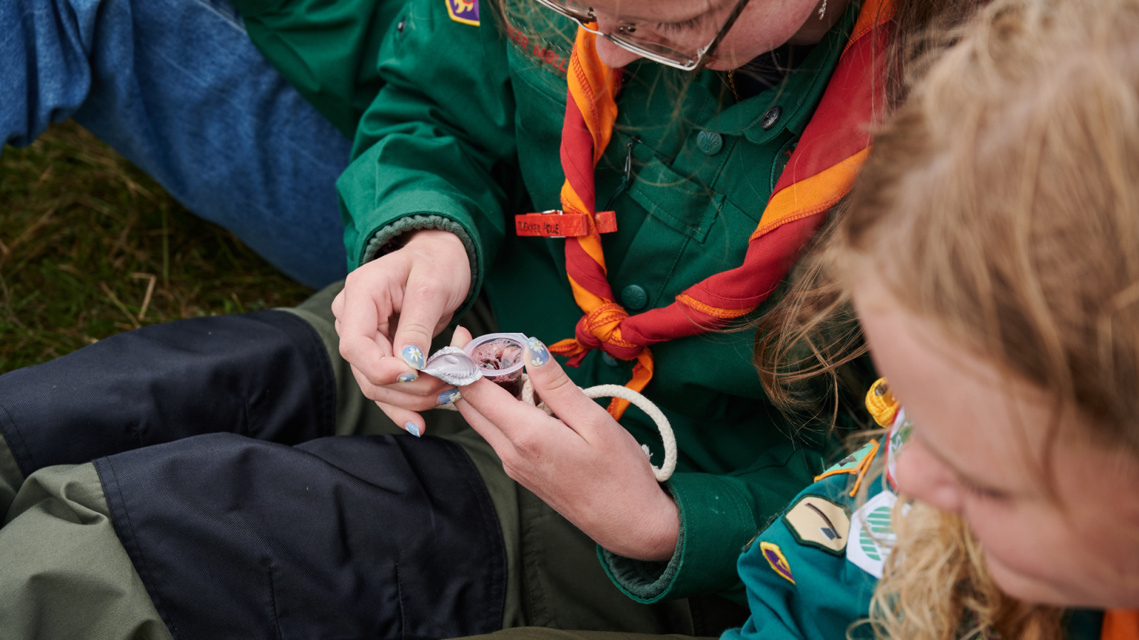 KFUM-Spejder med en lille pakke med altervin