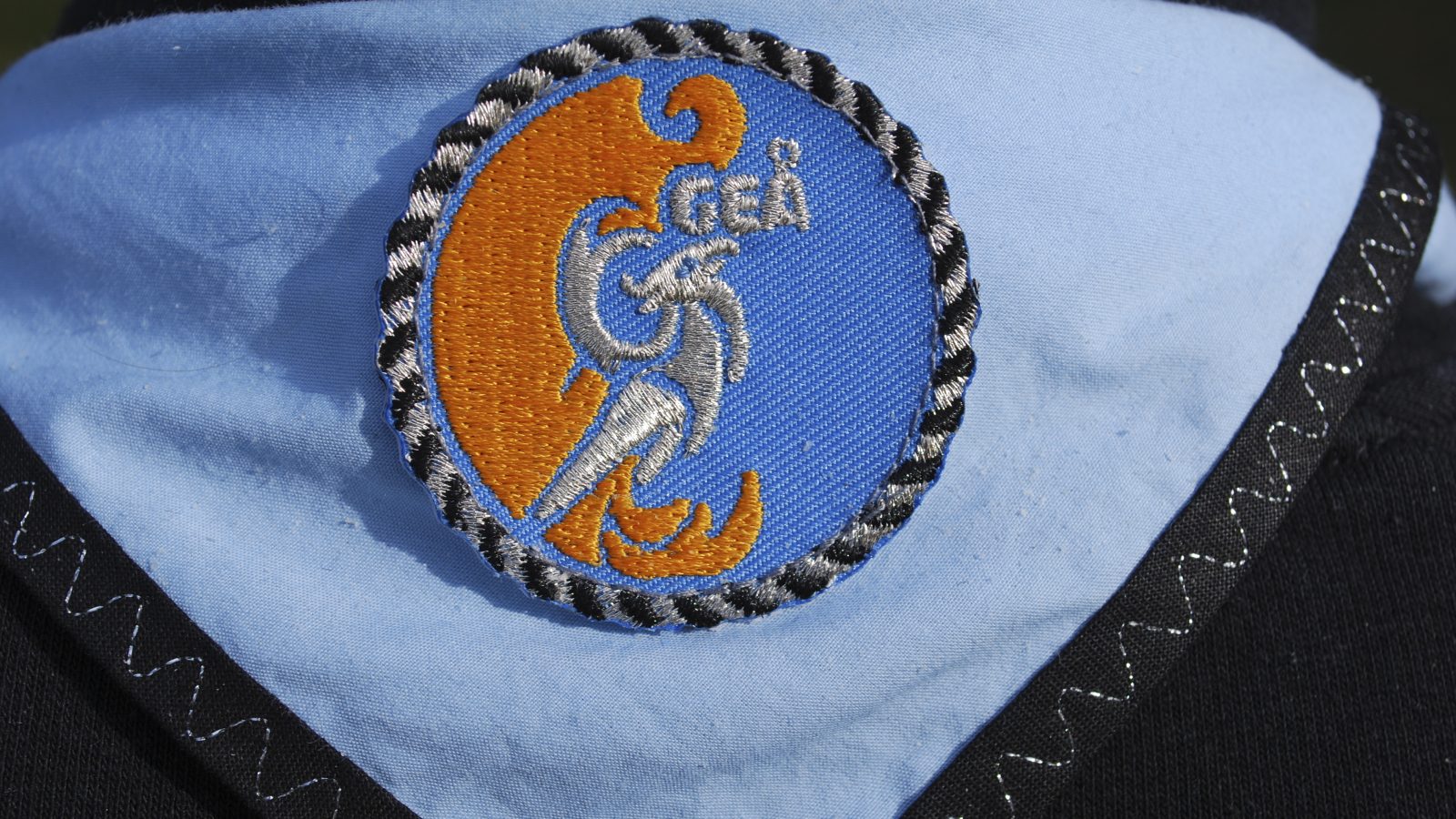 GEÅ-logo i nærfoto på spejdertørklæde.