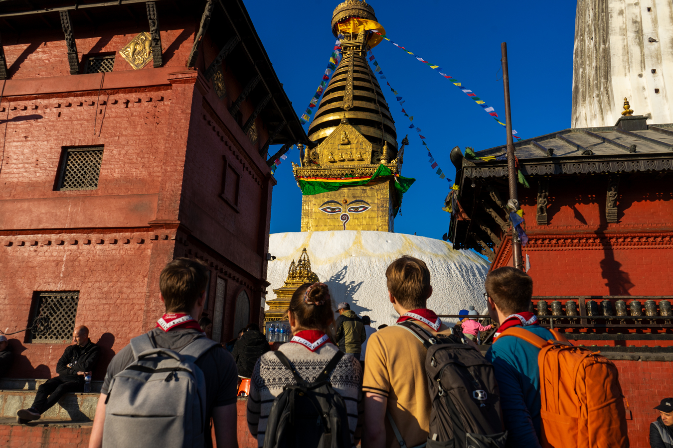 Fire spejdere med ryggen til, der kigger på et tempel i Nepal