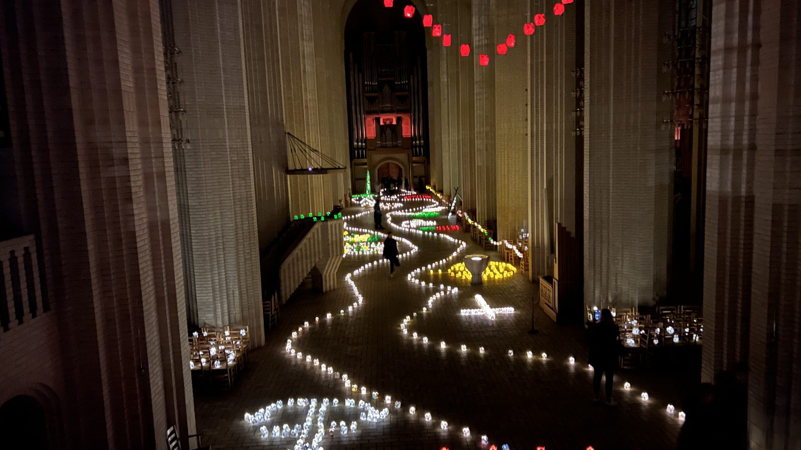 En oplyst kirke med lysdekorationer
