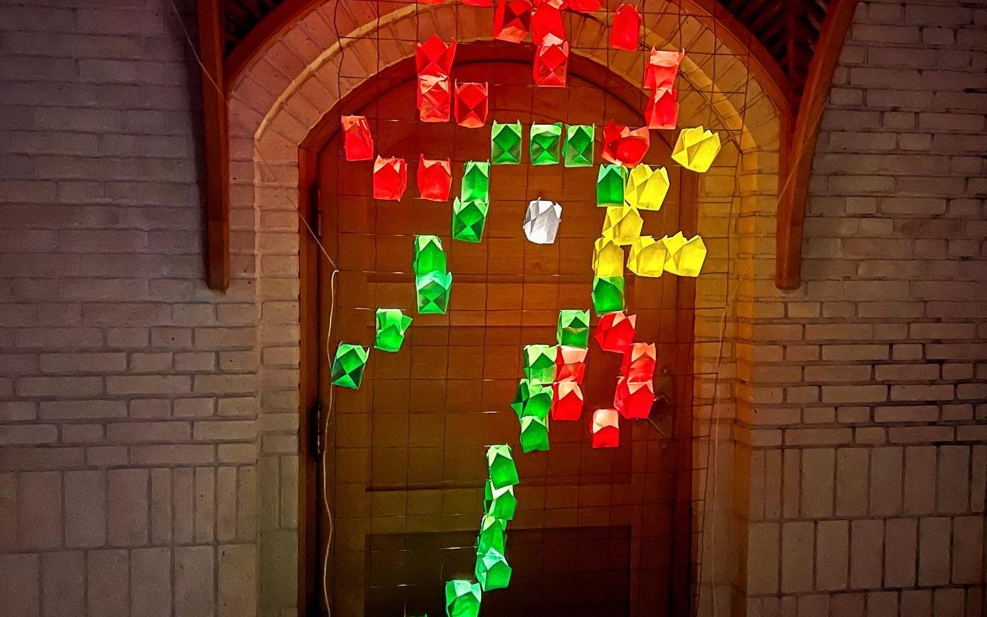 En Kolleggs hane lavet af papirlamper