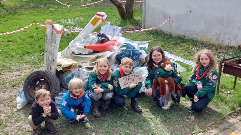 spejdere med affald bag sig