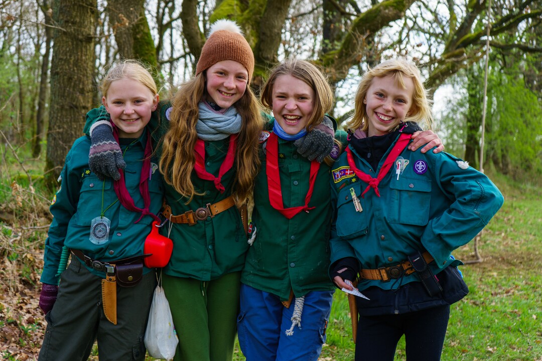 Fire spejdere i grønne uniformer