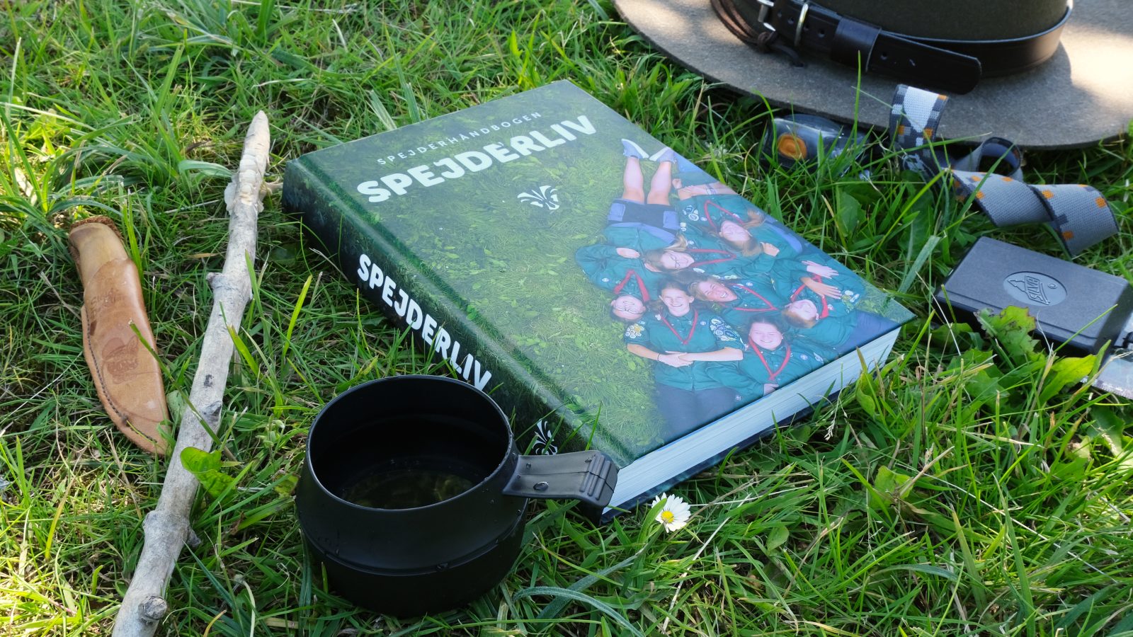 Foto af Spejderliv i græs med andre spejderting