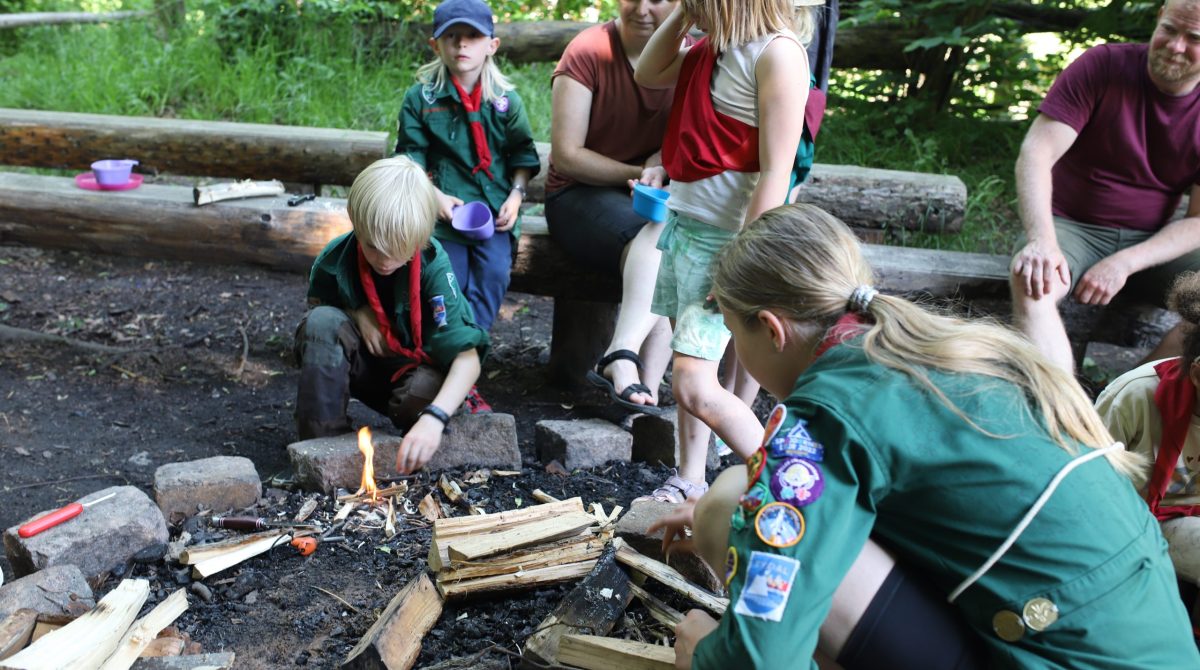 Flammegruppen ved bålet.