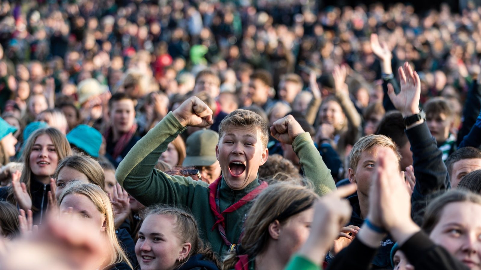 Ung mand jubler på Spejdernes Lejr 2022