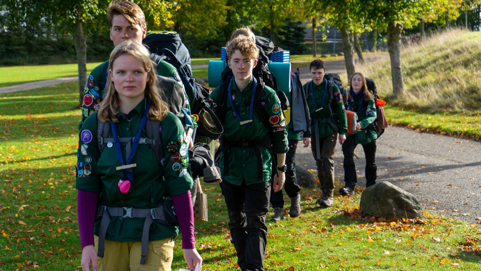 En gruppe unge spejdere kommer gående.