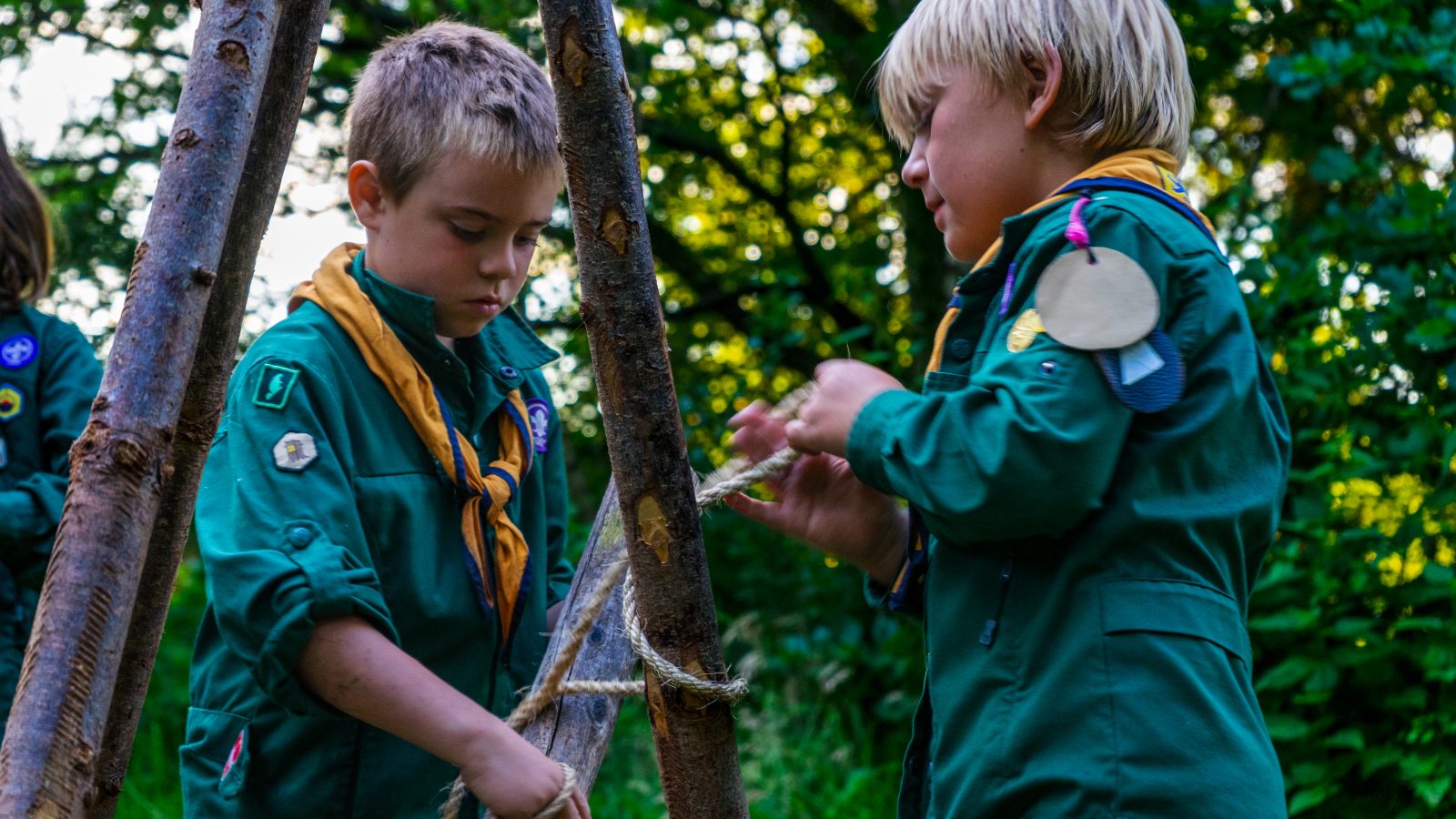 2 drenge der stå og pionerer
