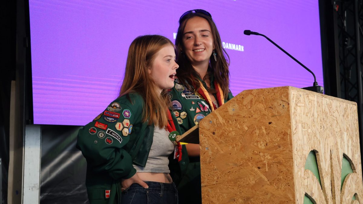 Foto: Christian Kjær Jørgensen To unge kvinder på talerstolen til landsmøde 2024 KFUM-Spejderne