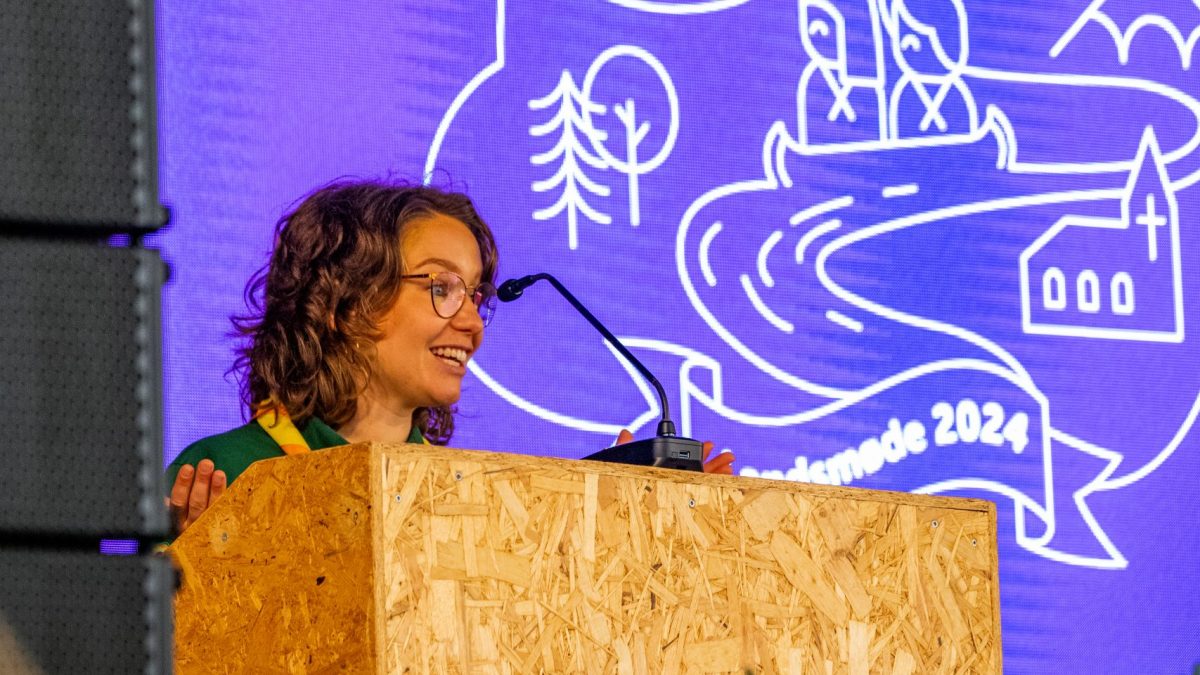 Sony Alpha 7ii Formand for formålspatruljen på talerstolen