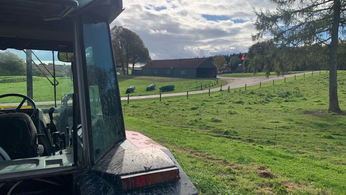 Houns odden med traktor i forgrund