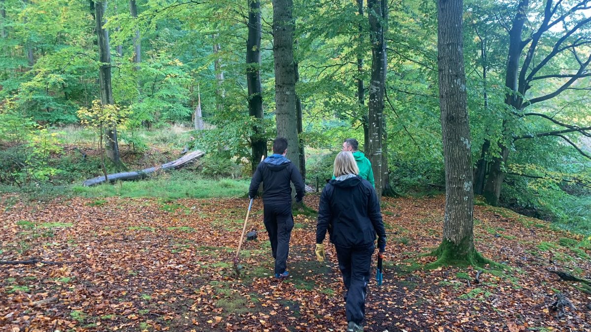 tre personer i en skov