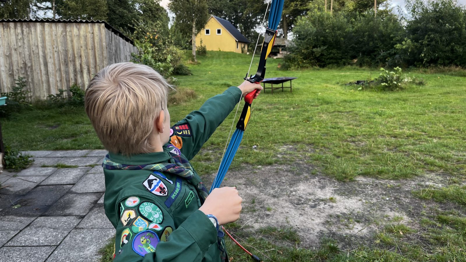 KFUM-Spejder skyder med bue og pil