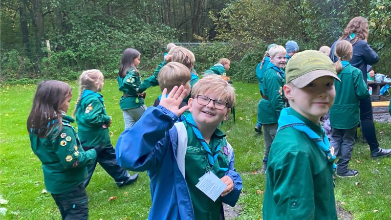 IMG_0872_R Ulve-spejdere kigger på kamaraet og vinker.