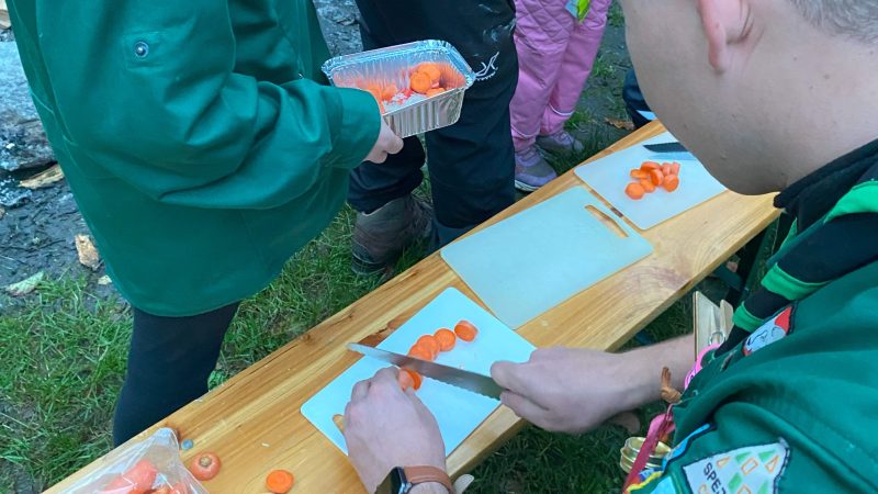 IMG_0897_r Der skæres gulerødder til mad på bål.