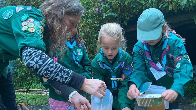 IMG_0901-R Spejdere og leder forebereder mad på bål.