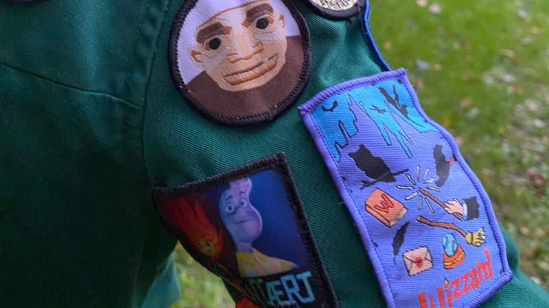 IMG_0950-2_R Nærbillede af arm i uniform med mærker.