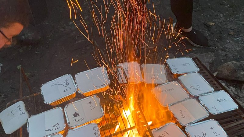 IMG_0984_r Madpakker i staniol på bål.