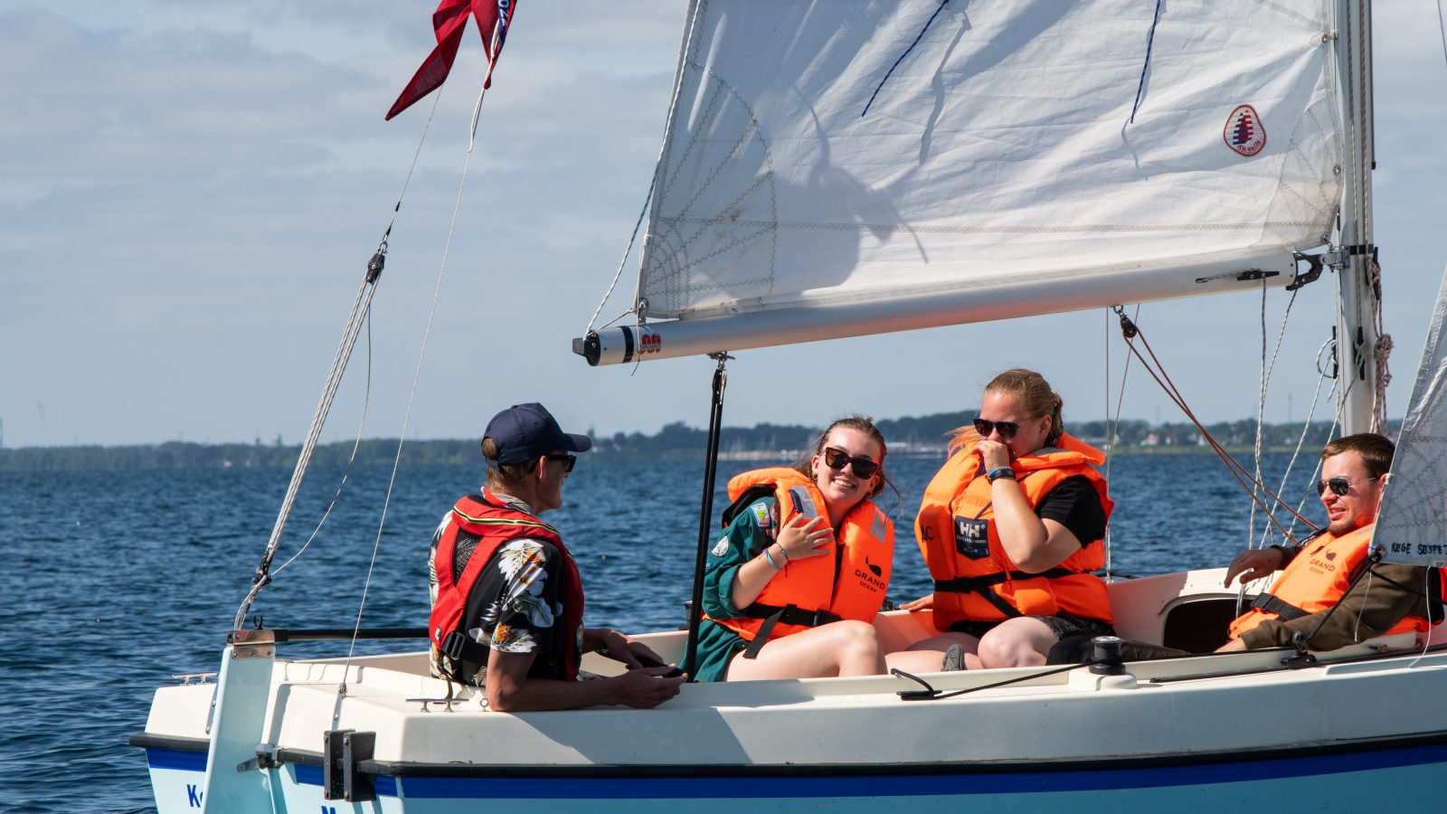 Søspejderne fra hele landet havde inviteret landspejderne på sejltur ved Greve Marina.