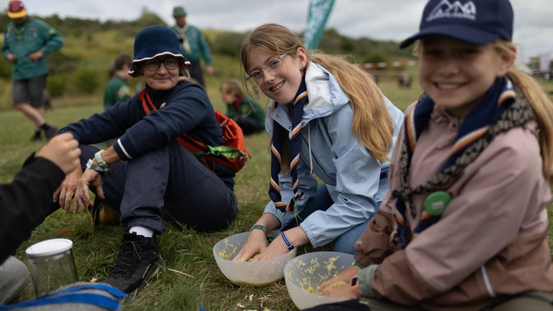 Spejdere fra Køge laver fermenteret kål. Aktiviteten er en del af projektet Naturen i maden, der varetages af spejderne og er støttet af Novo Nordisk fonden. Foto: Christian Bundgaard