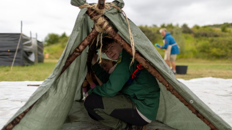 I mavesækken skal der bygges en bivuak, som kan beskytte spejderne mod det vandsprøjt, som illuderer mavesyren. Spejderne er på lorte-løb – en tur gennem tarmsystemet, hvor forskellige aktiviteter markerer de enkelte dele af kostens nedbrydning. Løbet foregår i hold, der er sammensat på tværs af de forskellige spejderkorps. Aktiviteten er en del af projektet Naturen i maden, der varetages af spejderne og er støttet af Novo Nordisk fonden. Foto: Christian Bundgaard
